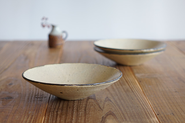 羅以音窯 粉引鉄縁浅鉢UP！